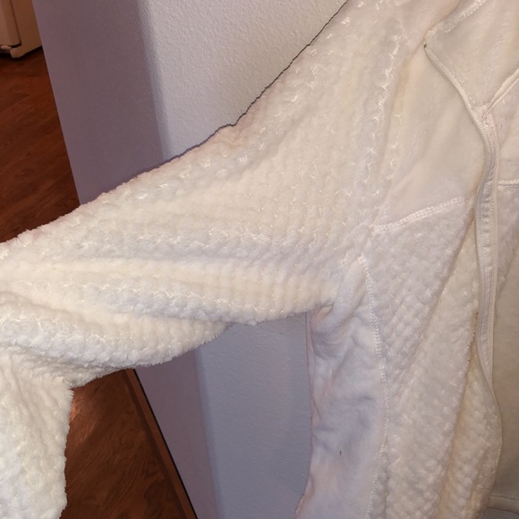 White jacket. - Picture 3 of 7